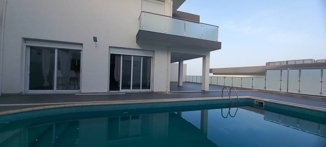Vente Villa de luxe contemporaine piscine face à la mer.