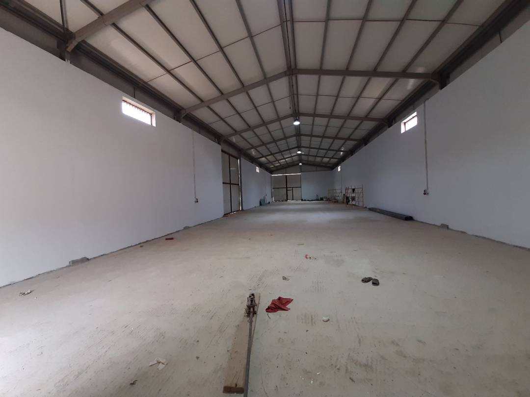 Carrefour de l’immobilier loue à la zone industrielle de Tessala El Merdja un Hangar de : 500 M² couvert (en panneaux sandwichs) 