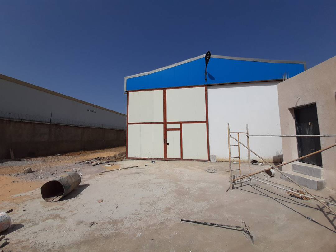 Carrefour de l’immobilier loue à la zone industrielle de Tessala El Merdja un Hangar de : 500 M² couvert (en panneaux sandwichs) 