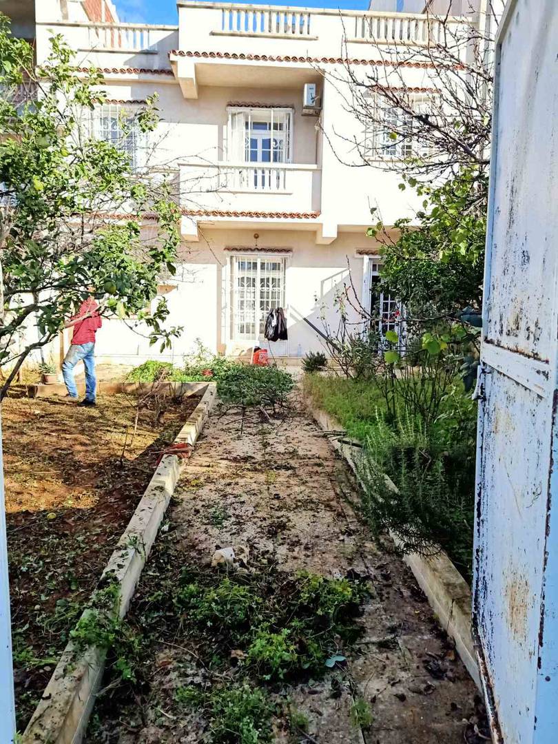 Agence vend à Ouled Fayet centre une villa en R+1