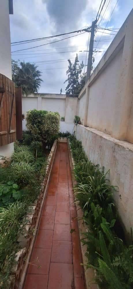 IMOVA Immobilier met en vente une superbe Villa - 300m² - 6.7 Milliards (Négociable) - Villa en angle (2 Façades)