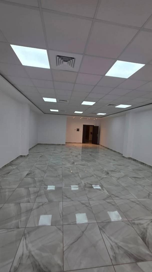 Des bureaux modernes spacieux open space avec ascenseur et parking sous-sol