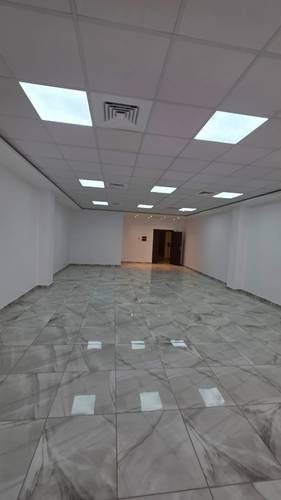 Des bureaux modernes spacieux open space avec ascenseur et parking sous-sol