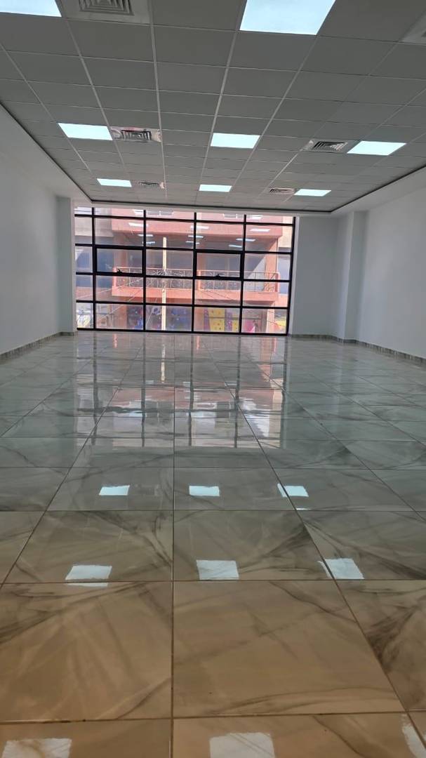 Des bureaux modernes spacieux open space avec ascenseur et parking sous-sol