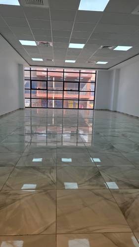 Des bureaux modernes spacieux open space avec ascenseur et parking sous-sol