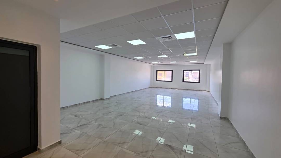 Des bureaux modernes spacieux open space avec ascenseur et parking sous-sol