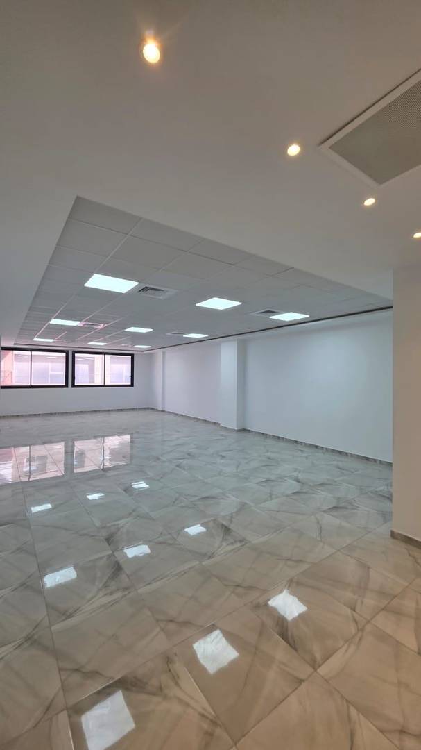 Des bureaux modernes spacieux open space avec ascenseur et parking sous-sol