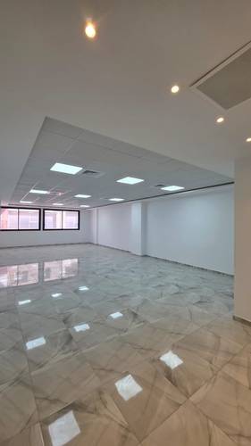 Des bureaux modernes spacieux open space avec ascenseur et parking sous-sol