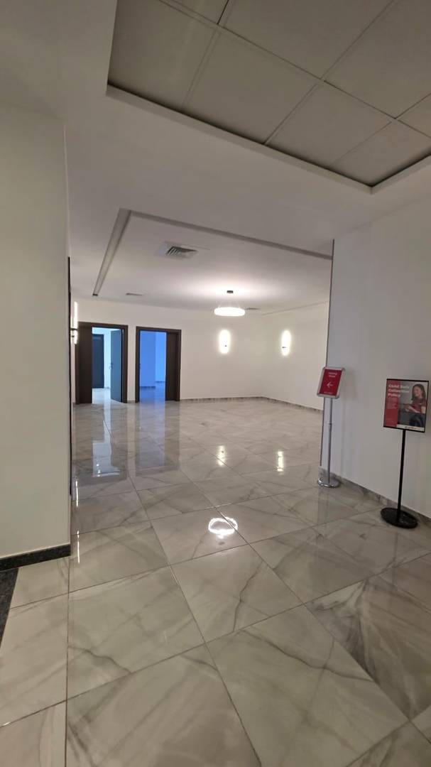 Des bureaux modernes spacieux open space avec ascenseur et parking sous-sol