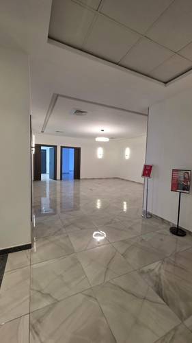 Des bureaux modernes spacieux open space avec ascenseur et parking sous-sol