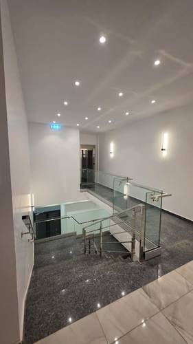 Des bureaux modernes spacieux open space avec ascenseur et parking sous-sol