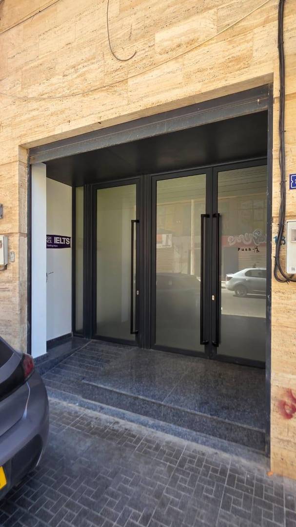 Des bureaux modernes spacieux open space avec ascenseur et parking sous-sol