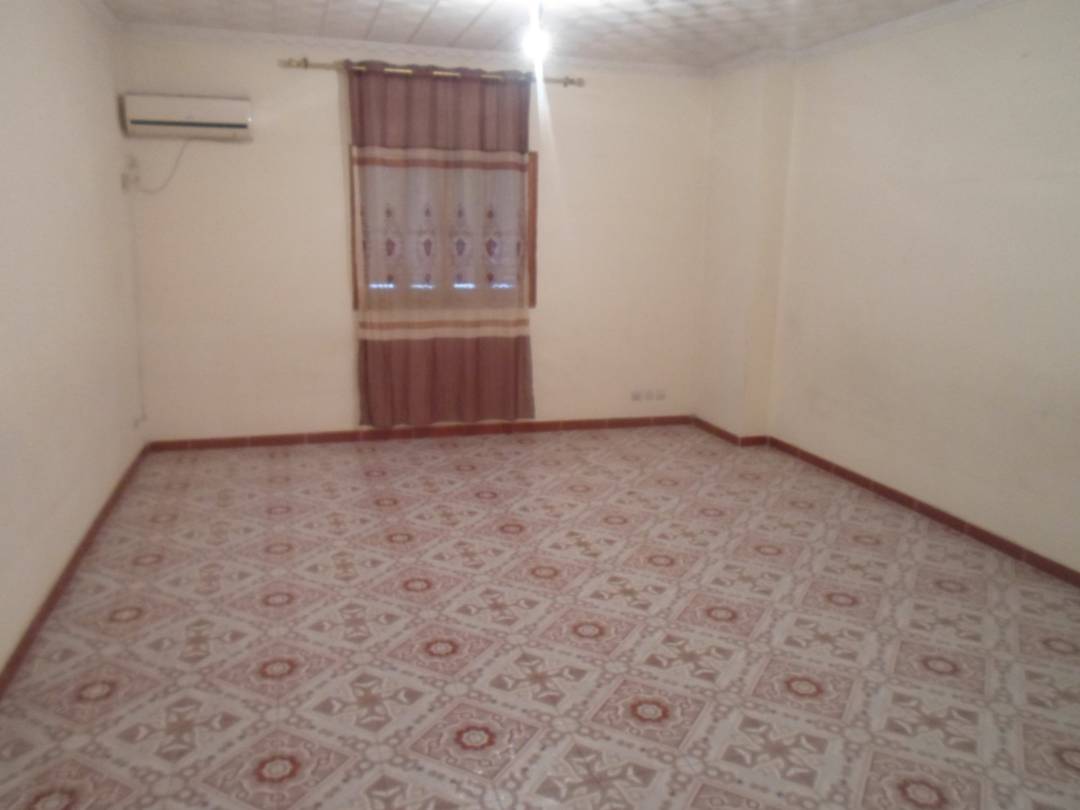 Vend villa F6 126m² r+2 acte+L.F à El-Makkari Oran