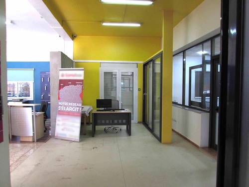 Bureaux . Local commercial . Hangar. Parc