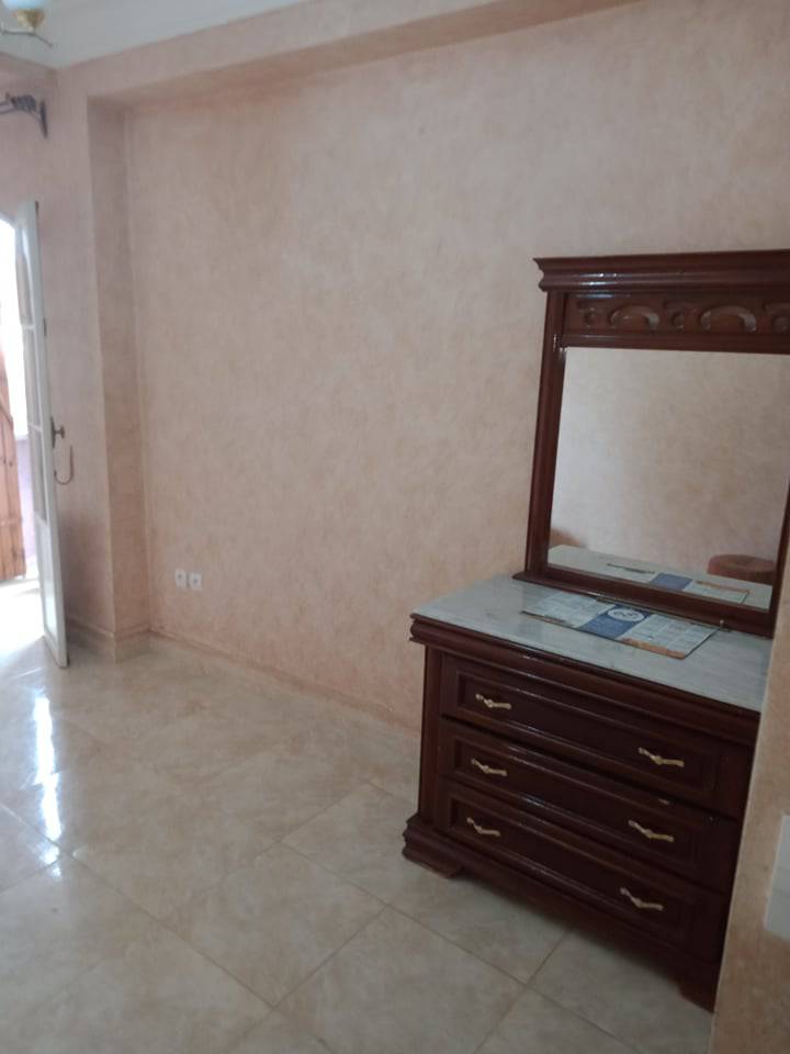 Location d'un F4 meublé au 2ème pour une longue durée à Sidi Ahmed, Béjaia.
