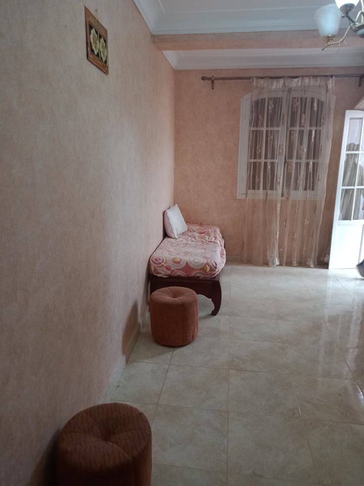 Location d'un F4 meublé au 2ème pour une longue durée à Sidi Ahmed, Béjaia.