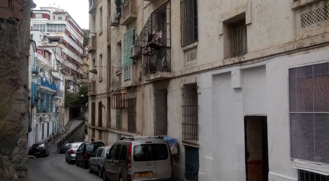 Vente d’un appartement F3 d’une superficie de 67 m² à Alger centre , mitoyen du coté haut de l’université d’Alger 1