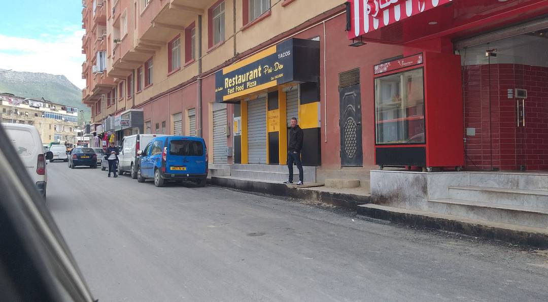 Location trois locaux commerciaux à bejaia, en face la fac de targua pour un prix de 180.000DA/mois