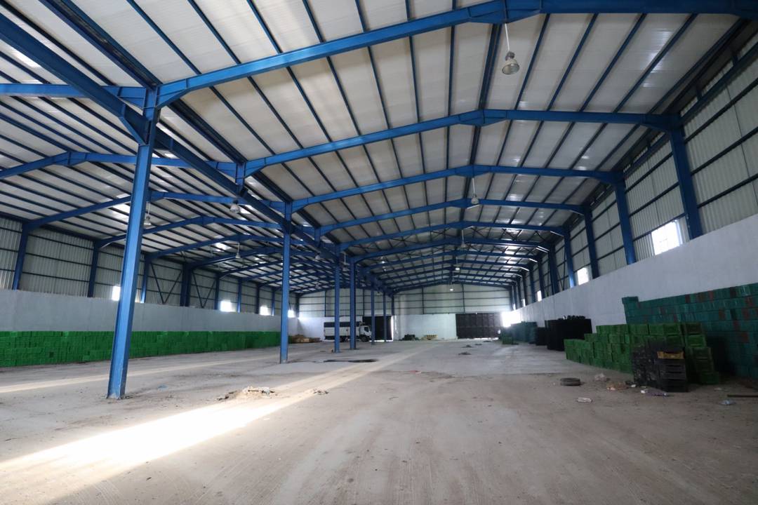 Agence loue à Ben Salah (Ouled Alleug) un hangar industriel de 3400 M² couvert (en panneaux sandwichs) pour stockage 