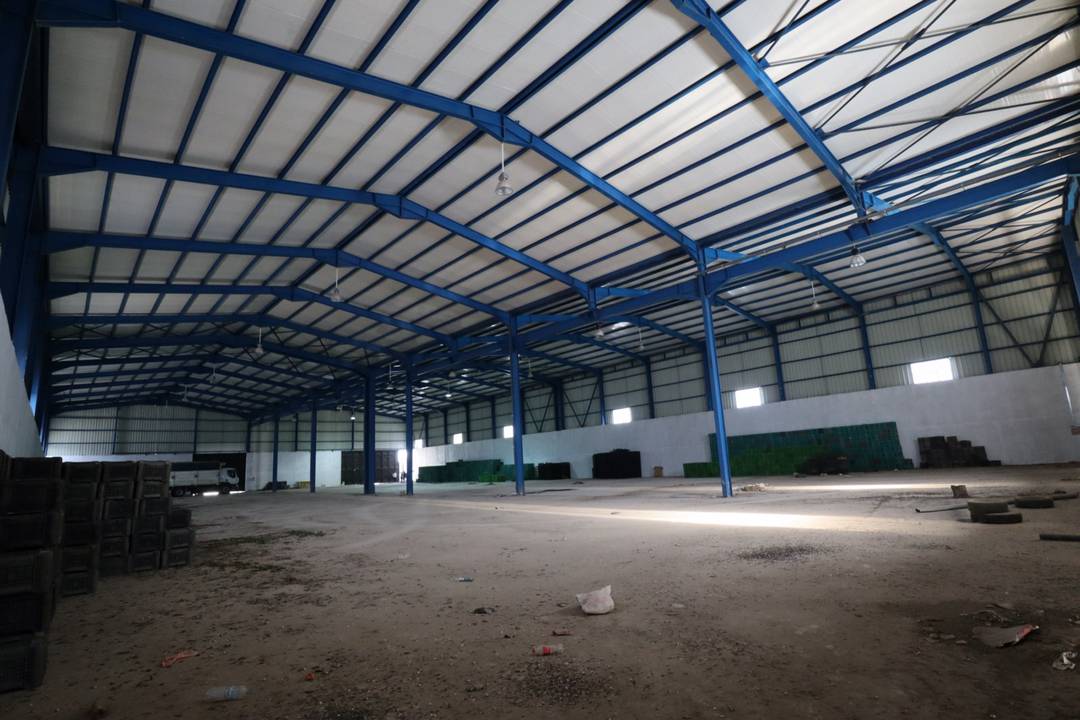 Agence loue à Ben Salah (Ouled Alleug) un hangar industriel de 3400 M² couvert (en panneaux sandwichs)