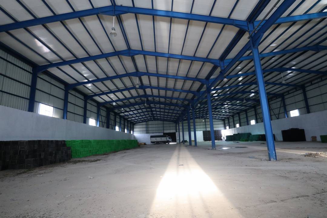 Agence loue à Ben Salah (Ouled Alleug) un hangar industriel de 3400 M² couvert (en panneaux sandwichs)