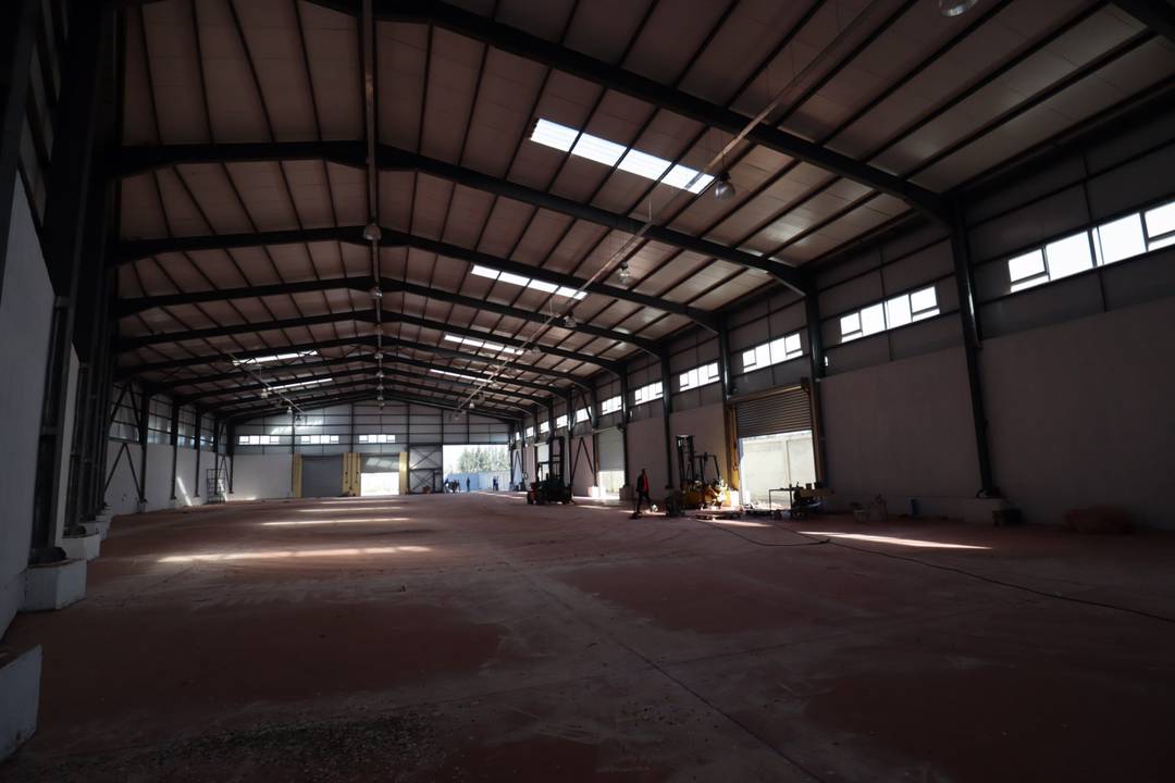 Agence loue à Ben Hamdane (Ouled Alleug) un Hangar de : 1800 M² couvert bord de route