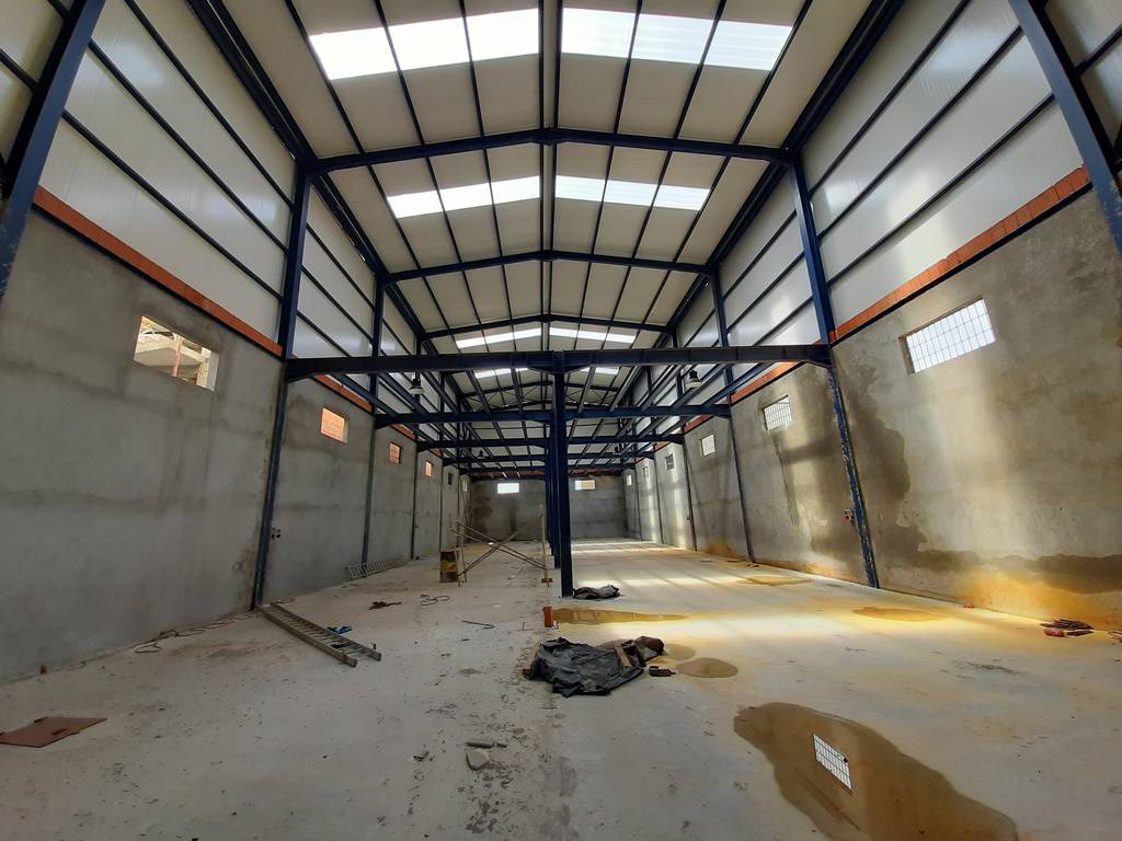 Agence loue à la zone d’activité de Douéra un Hangar Industriel de 600 M² couvert (en panneaux sandwichs)