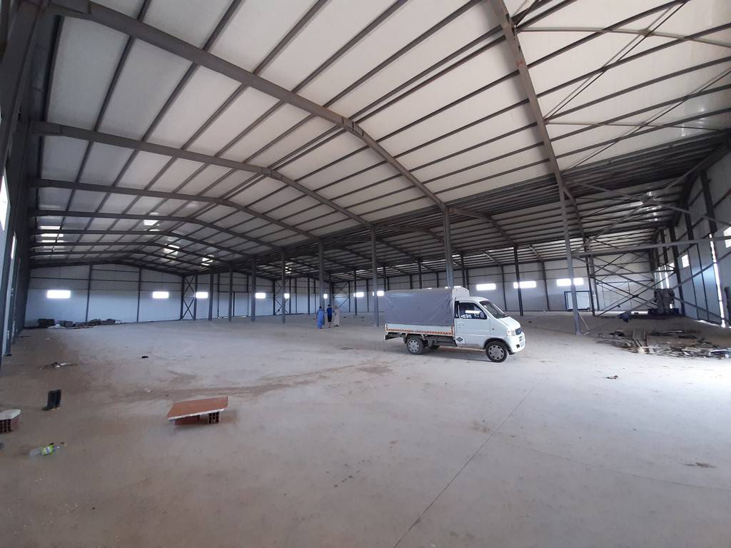 Agence loue à la micro – zone de Ouled Moussa un Hangar industriel de : 3600 M² couvert (en panneaux sandwichs)