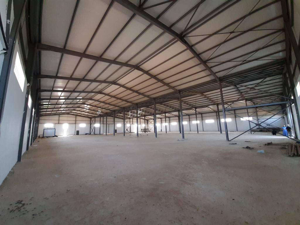 Agence loue à la micro – zone de Ouled Moussa un Hangar industriel de : 3600 M² couvert (en panneaux sandwichs)