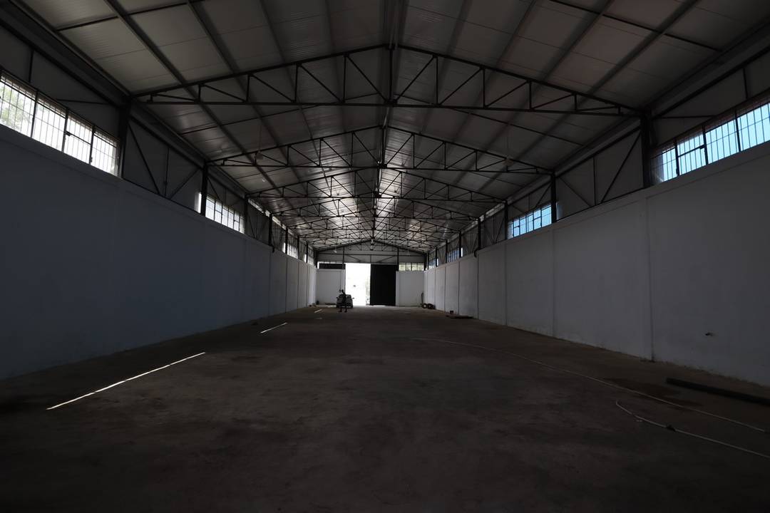 Agence loue à Zaouia (Beni Tamou) un Hangar de : 730 M² couvert (en panneaux sandwichs) 