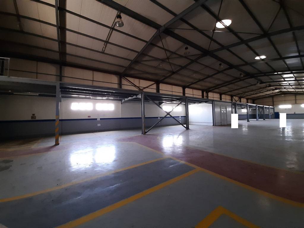 Agence loue à la zone industrielle de Oued Semar un Hangar de : 1800 M² couvert (en panneaux sandwichs)