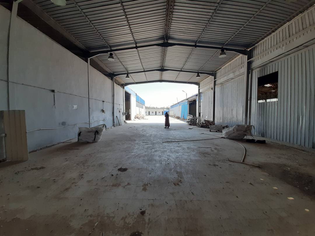 Agence loue à Zaouia (Beni Tamou) un Hangar de : 2400 M² couvert bord de route principale
