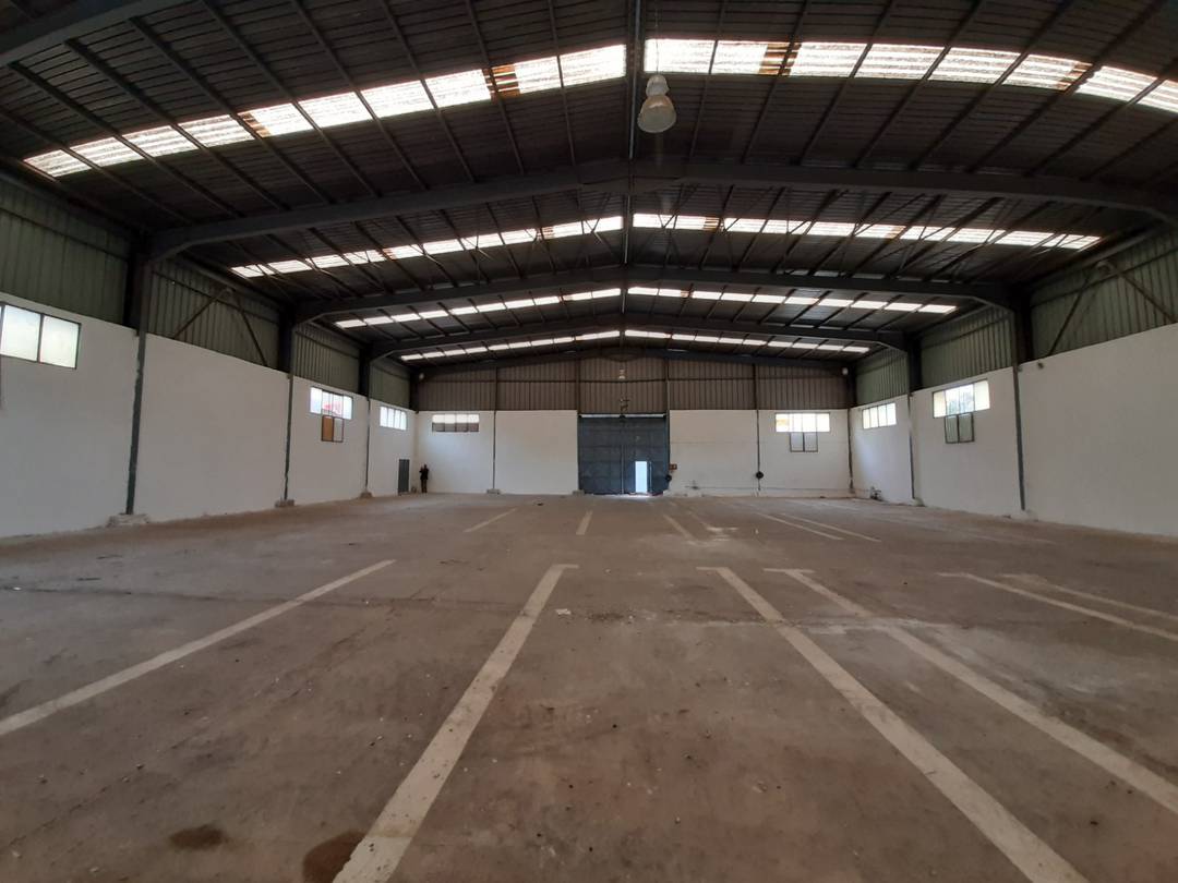 Agence loue à la zone industrielle de Beni Mered un Hangar de : 900 M² couvert