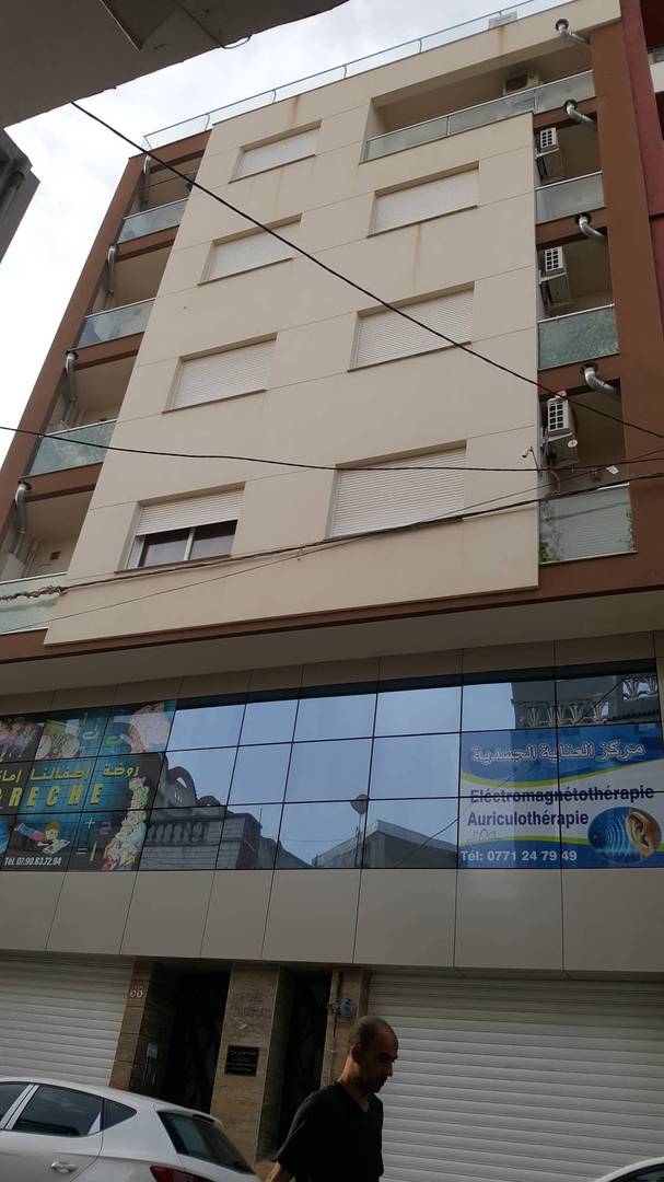 Appartement F3 style loft au centre d’Oran