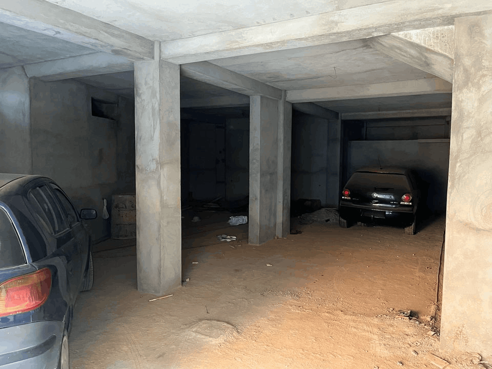 Une Villa R+2 semi-finie à Khraissia avec Bache à eau et Garage pour 6 voitures