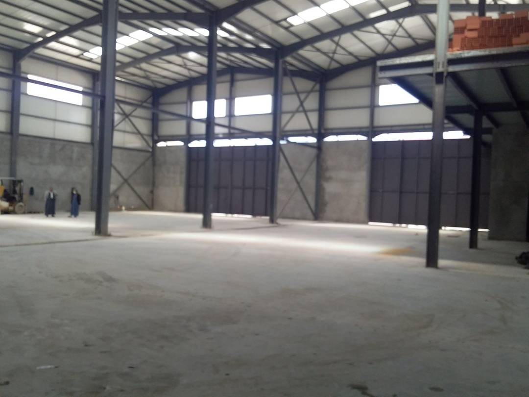 Agence loue à Amiret (Baraki) un Hangar de : 1000 M² couvert (en panneaux sandwichs) 