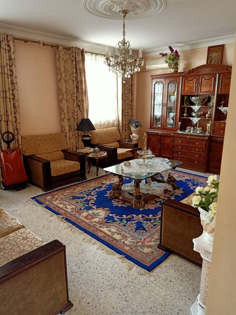 Agence vend à Ouled Fayet centre une villa en R+1