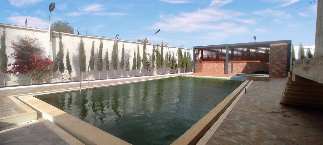 Maison de 6500 m2 à Mostaganem avec Piscines, Jardins et Espaces de Divertissement