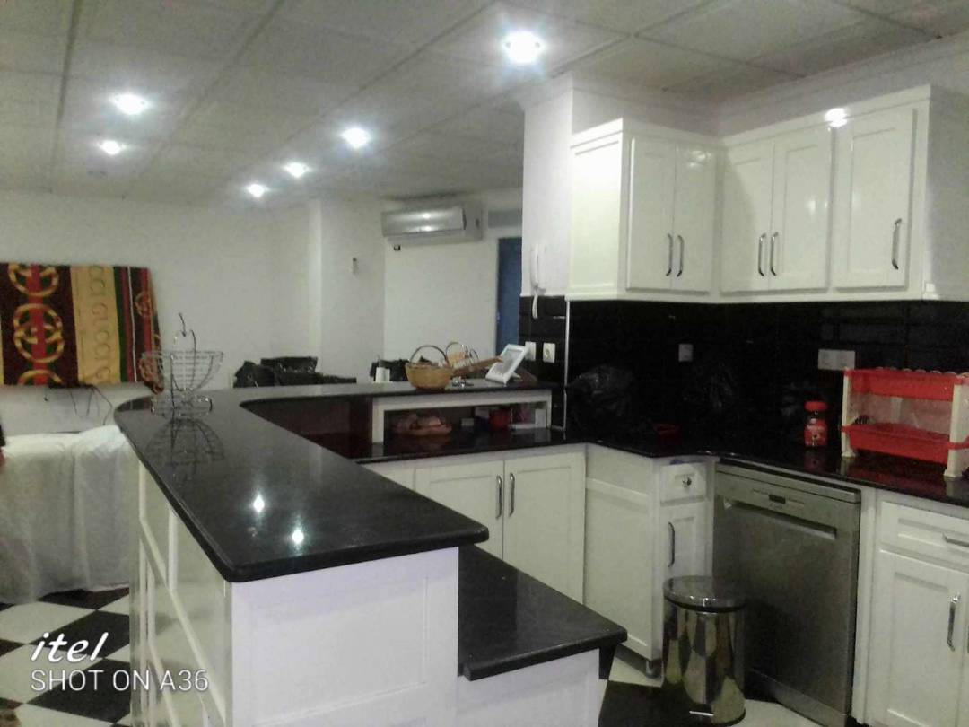 Vente d'un appartement de type F4 de 125 m2+ un local de 38 m2