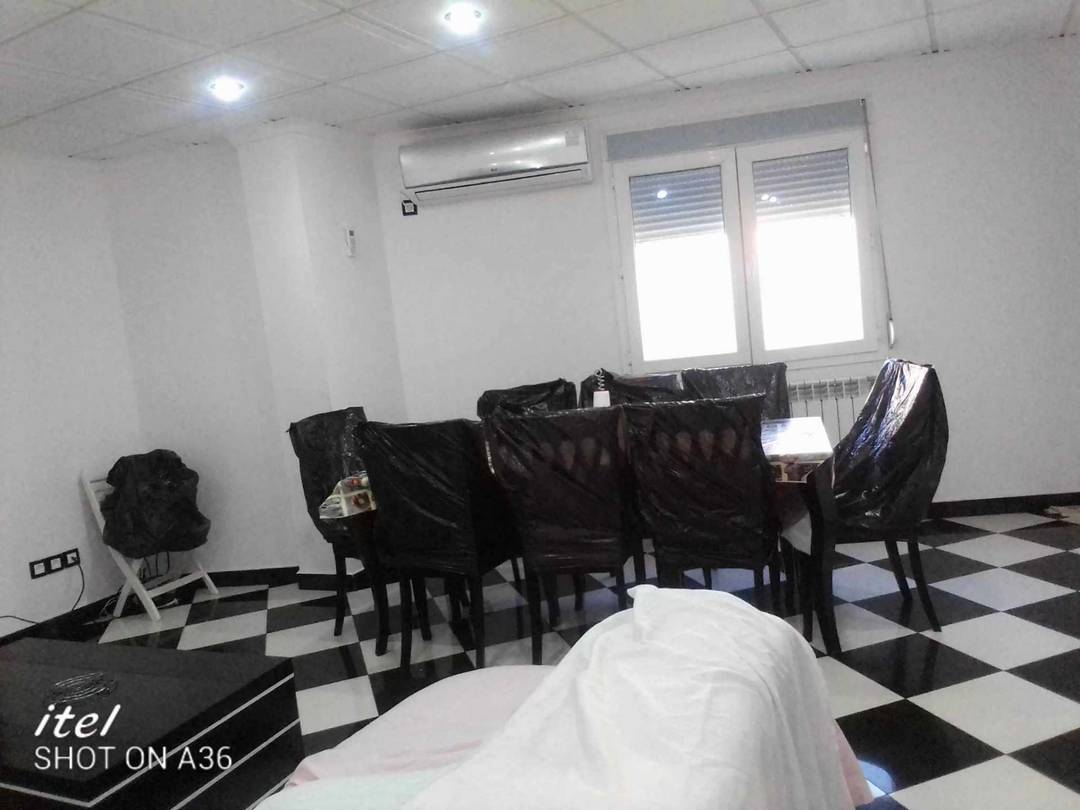 Vente d'un appartement de type F4 de 125 m2+ un local de 38 m2