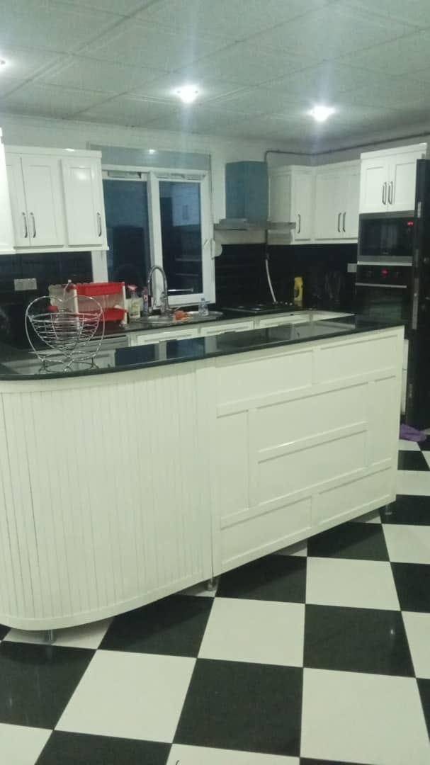 Vente d'un appartement de type F4 de 125 m2+ un local de 38 m2