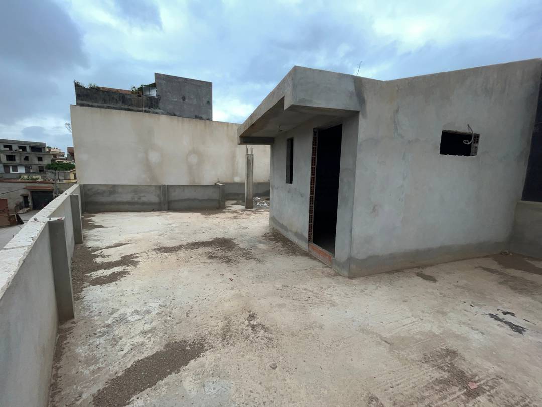 Une Villa R+2 semi-finie à Khraissia avec Bache à eau et Garage pour 6 voitures