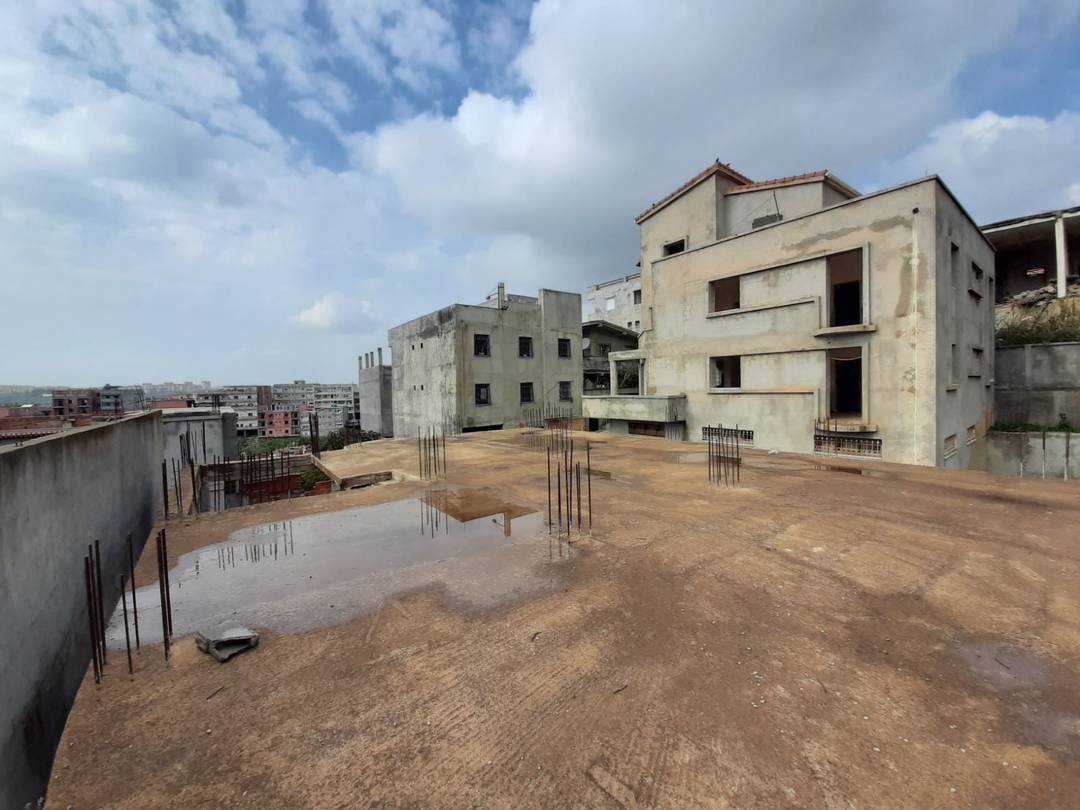 Agence vend à Douéra une carcasse de villa en R+1, terrain de : 250 M²