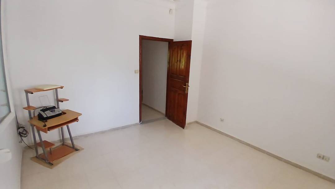 LOCATION NIVEAU DE VILLA COMMERCIAL