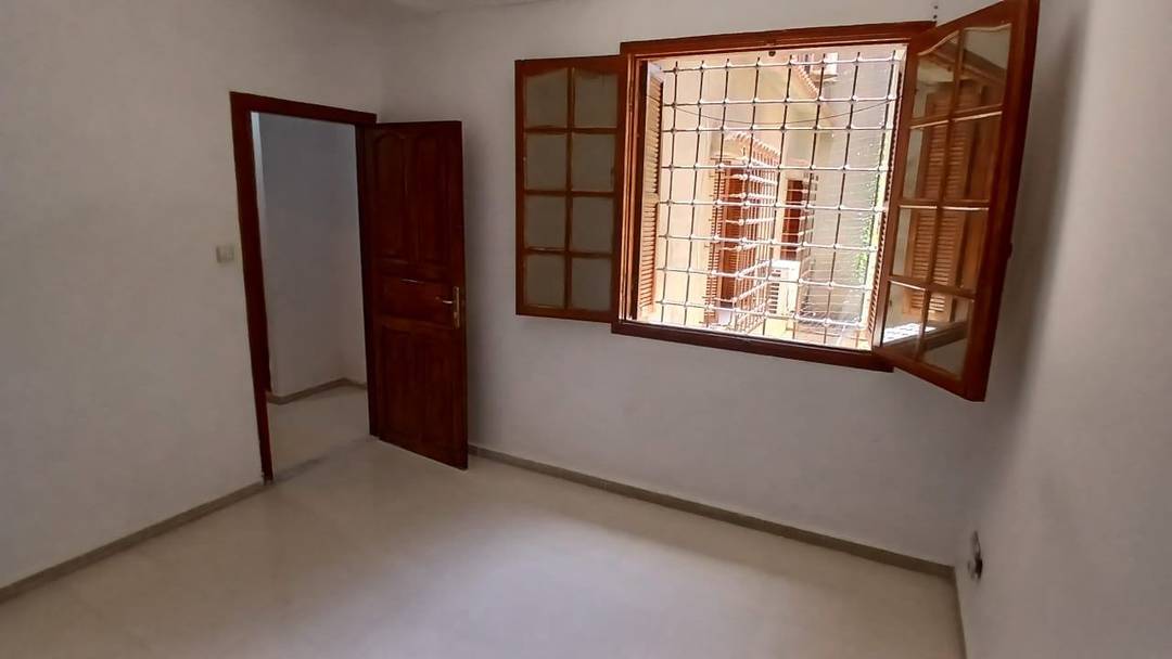 LOCATION NIVEAU DE VILLA COMMERCIAL