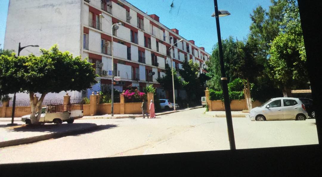 Vend un bel appartement type F4 situé à es senia - Oran