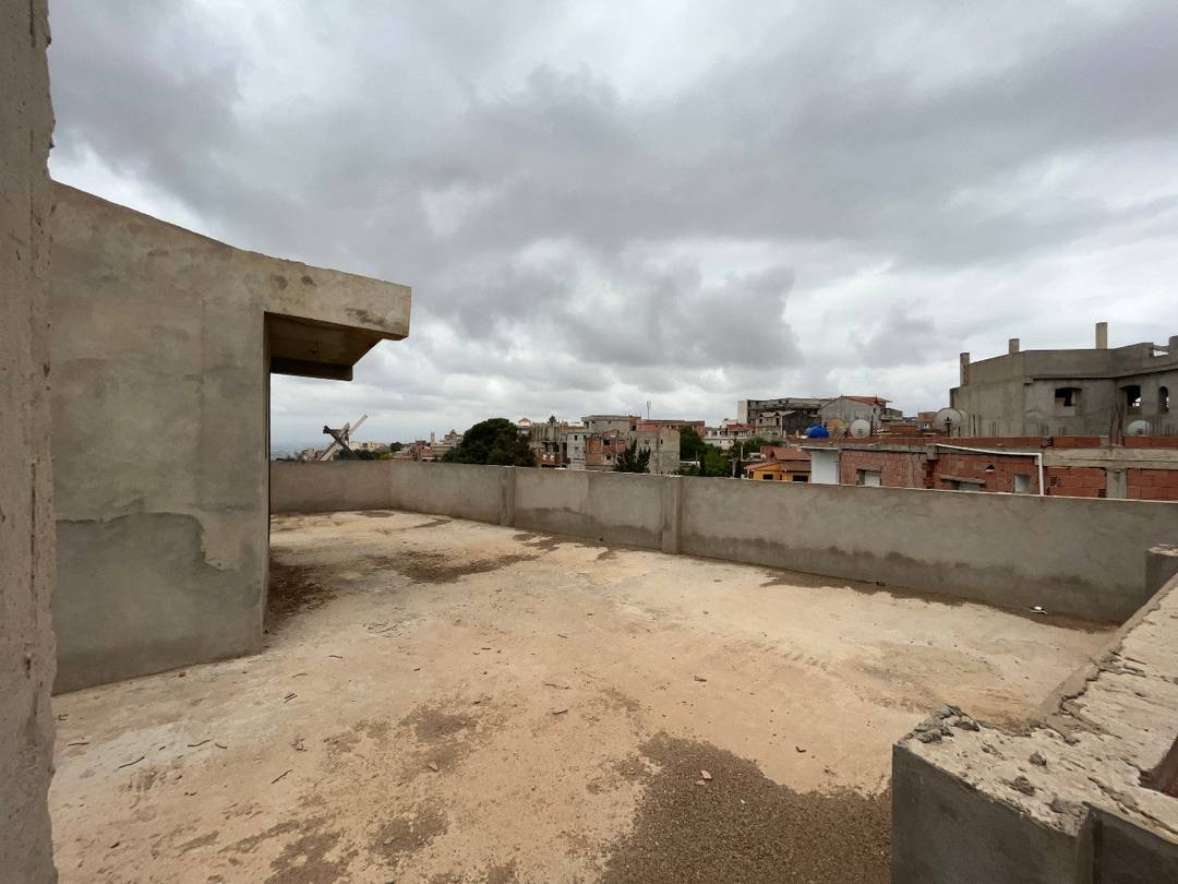 Une Villa R+2 semi-finie à Khraissia avec Bache à eau et Garage pour 6 voitures