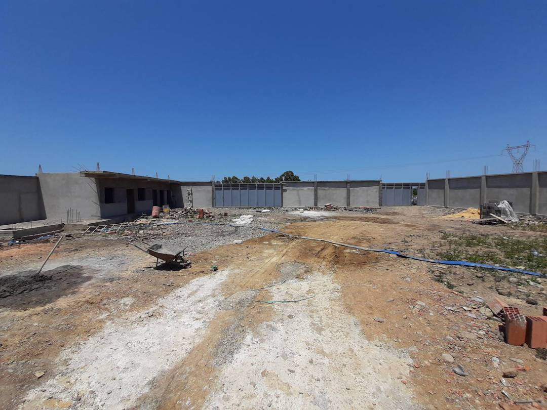 Carrefour de l’immobilier loue à Ouled Alleug (Ben Salah) un hangar de 1000 M² couvert (en panneaux sandwichs)