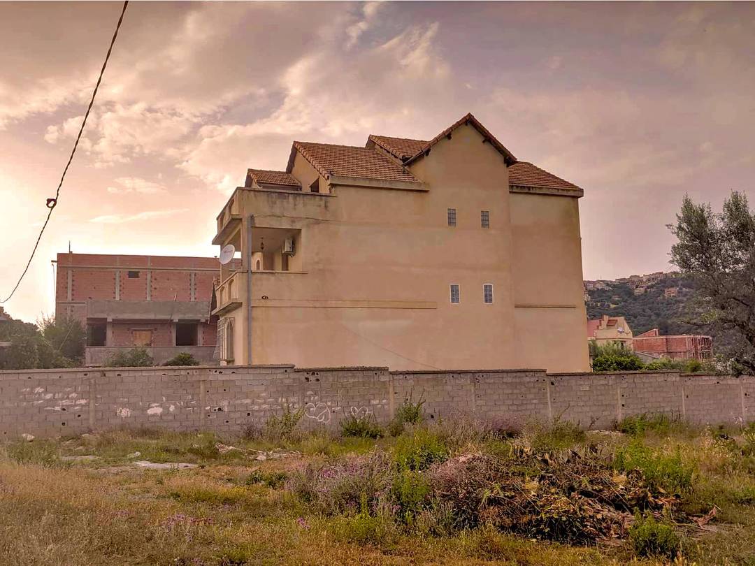 Villa a vendre a Mechtras, quartier calme, aéré et sécurisé, accès tout commerce à 100m par route goudronnée
