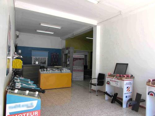 Bureaux . Local commercial . Hangar. Parc